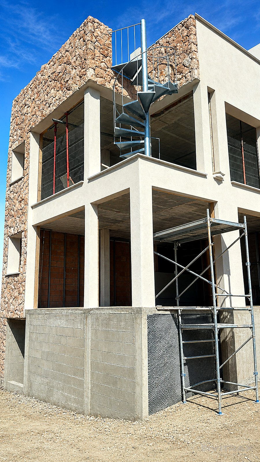 Piedra mallorquina y escalera espiral — proyecto real de EIVITRAX